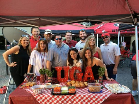 Tailgating food and fans at the University of Georgia in Athens. Uga Tailgate Food, Georgia Bulldogs Party Ideas, Campus Layout, Uga Tailgate, Georgia Tailgate, Fall Saturday, Tailgate Decorations, Tailgating Food, Southern Men