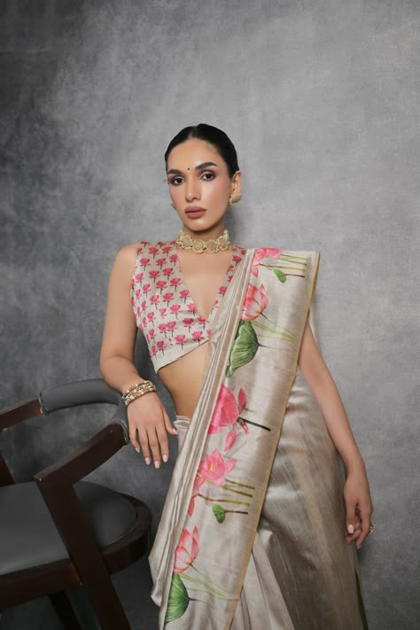 Floral Silk Saree Blouse Designs, Cocktail Saree, Cream Saree, Saree Paithani, Saree Kanjivaram, Sarees For Girls, Simple Saree Designs, Kanjivaram Saree, Paithani Saree