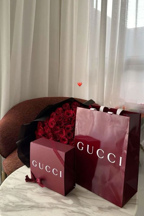 Expensive Gifts Aesthetic, Expensive Gifts For Women, Apperal Fashion, Gucci Flowers, Gucci Ancora, Gift Gucci, Gucci Aesthetic, Cherry Birthday, Givenchy Irresistible