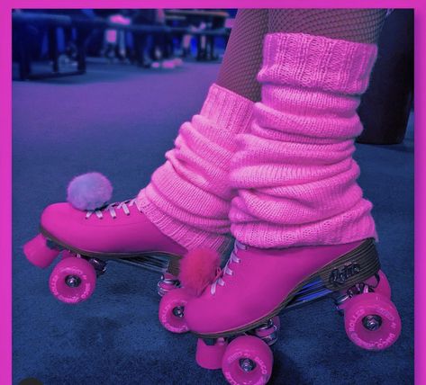 Chanel Roller Skates, Pink Roller Blades, Cute Roller Skates Aesthetic, Roller Skate Fashion Outfits, Decorated Roller Skates, Pink Roller Skates Aesthetic, Roller Skating Outfits Retro, Painting Roller Skates, Roller Skating Aesthetic 80s