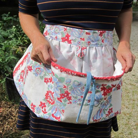 Apron Styles, Harvest Apron, Gathering Apron, Apron Pattern Free, Egg Aprons, Apron Patterns, Homestead Kitchen, Garden Apron, Apron Design