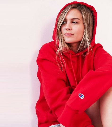 champion red hoodie Red Hoodie Outfit, Champion Hoodie Women, Sweatshirt Outfit Winter, Hoodie Outfit Casual, Champion Clothing, Model Pose, Trendy Hoodies, Sweatshirt Outfit, Champion Reverse Weave