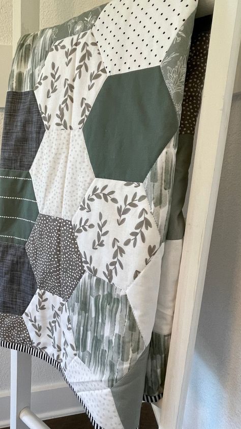 Quilts For Baby Boys, Baby Blanket Quilt Pattern, Boy Quilts Ideas, Simple Baby Quilt Patterns, Baby Boy Quilts Ideas, Green Quilts Ideas, Sage Green Quilt, Nursery Quilts, Diy Baby Quilt