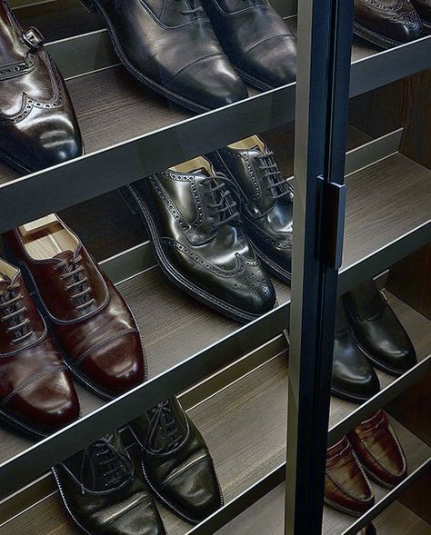 Organized Closet Mens Dress Shoe Rack Rodolfo Dordoni, Fitted Wardrobe, Shoes Cabinet, Walking Closet, Dream Closet Design, Walk In Closet Design, Fitted Wardrobes, Dream Closets, Walk In Wardrobe