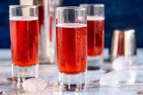 Red Snapper Cocktail, Red Shooters Alcohol, Red Shots Alcohol Halloween, Red Shots Recipes, Red Shots Alcohol, Christmas Shots Alcohol, Alcohol Snacks, Tasty Shots, Red Snapper Recipe