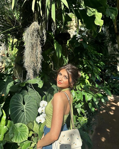 Like a butterfly, her wings unfolded 🦋 Botanical Garden Poses, Garden Photo Ideas Instagram, Pose In Garden, Botanical Garden Outfit, Her Wings Unfolded, Garden Poses, Botanical Garden Photo Shoot, Photo Angles, Butterfly Sanctuary