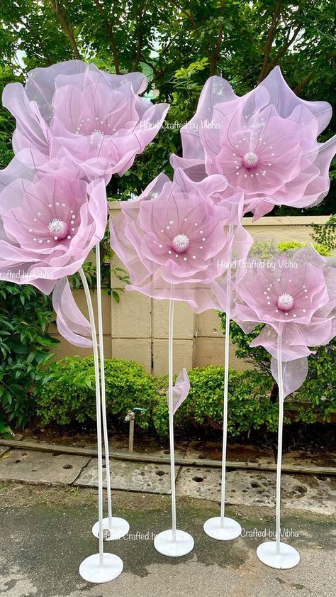 Lavender Decorations, Giant Flowers Diy, Flower Props, Paper Projects Diy, Easy Paper Flowers, Event Props, Paper Flower Decor, Paper Craft Tutorials, Paper Flower Crafts