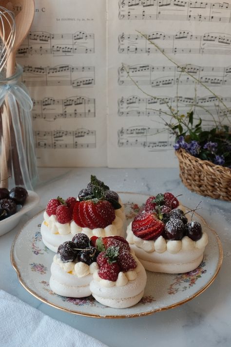 These Mini Pavlovas have a crisp, delicate meringue outside and a fluffy, marshmallow centre. Topped with chantilly cream and fresh seasonal fruit they're sure to be a hit!  Perfect for a fancy high tea, valentines or any special occasion. Or simply make them as a treat for yourself ;) This detailed recipe includes both written and visual step-by-step instructions, along with recipe notes/tips. The measurements are provided in both grams and baking cups to suit all audiences.    Please see the b Tea Valentines, Meringue Dessert, Mini Pavlovas, Dessert Christmas, Meringue Desserts, Valentines Baking, Baking Homemade, Recipes Holiday, Christmas Baking Recipes