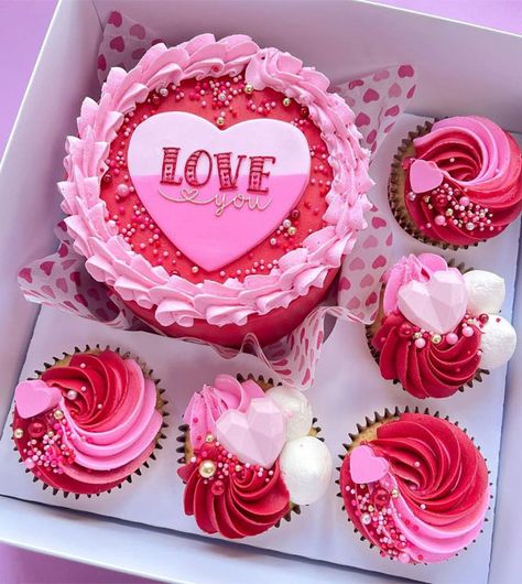 Essen, Mini Valentine Cakes, Valentines Cupcakes Decoration, Valentines Bakery, Valentines Cakes And Cupcakes, Valentines Baking, Mini Torte, Cupcake Decorating Tips, Valentines Sweets