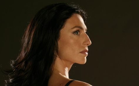 A picture of Claudia Black an Australian Film actress,She is the best Example I can find of a woman with Neanderthal Traits, Notice the long Aquiline nose and the brow ridge and how her forehead slopes backwards just like mine and like the Neanderthal skull.She Barely has a chin and her skull is very long from front to back. I think she is so Beautiful Aquiline Nose, Hooked Nose, Claudia Black, Big Nose Beauty, Pretty Nose, Face Reference, Big Noses, Nose Job, Face Expressions