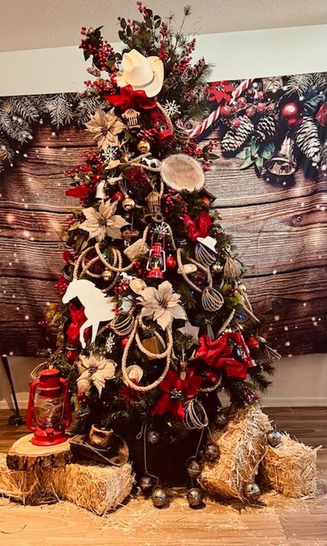 Ranch Theme Christmas Tree, Rustic Hunting Christmas Tree, Western Themed Christmas Tree Ideas, Small Western Christmas Tree, White Western Christmas Tree, Texas Christmas Tree Ideas, Western Tree Ideas, Cowboy Tree Christmas, Christmas Ranch Decor