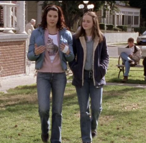 Rory Gilmore Fits, Rory Outfits, Rory Gilmore Outfits, Lorelai And Rory, Gilmore Outfits, Lorelei Gilmore, Gilmore Girls Fashion, Gilmore Girls Outfits, Iconic Duo