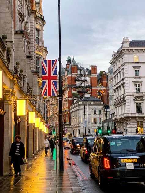 Central #London. Oxford street #londonlife #england #rain #fall #october #september #autumnmood London Downtown, Downtown Autumn, Travelling Pics, Oxford Aesthetic, Trip Vibe, London Core, Europe Life, England Cities, Future London