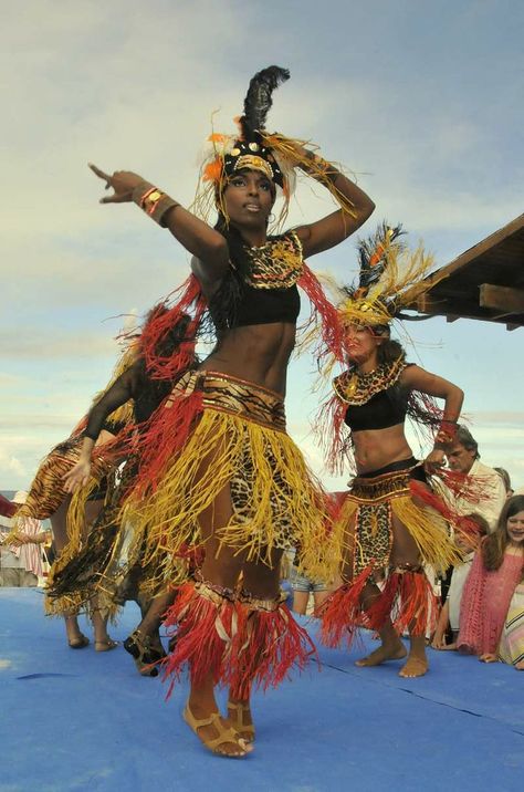 African Dance Costumes Dancers, African Tribal Costume, African Dancers, African Partayyyyyy, Learn African, African Culture, African Costumes African Dancing, Belly Dancer Outfits, Black Dancers, Afro Dance, Costume Africain, Dancing Art, African Dance, Jitterbug, World Dance