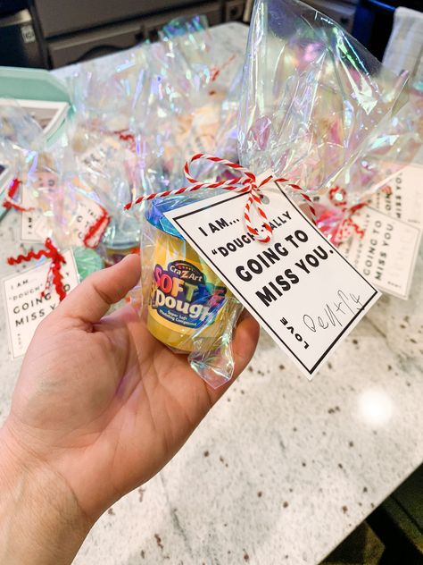 Gift idea for classmates when kids move away. I’m “dough”-tally going to miss you. Simple and cheap! Bags: $1 + bulk size play dough: $10 (Walmart) + cute ribbon: $5 (from Michaels) + signs: I created in photoshop! Feel free to message me if you want the template! Playdough Class Gift, Play Doh Gifts For Students, Gift Bags For Students From Teacher, Simple Gifts For Students, Cheap Gifts For Students, Student Teacher Gifts Goodbye For Kids, Student Teaching Goodbye Gifts Kids, Gift Ideas For Classmates, Gifts For Classmates