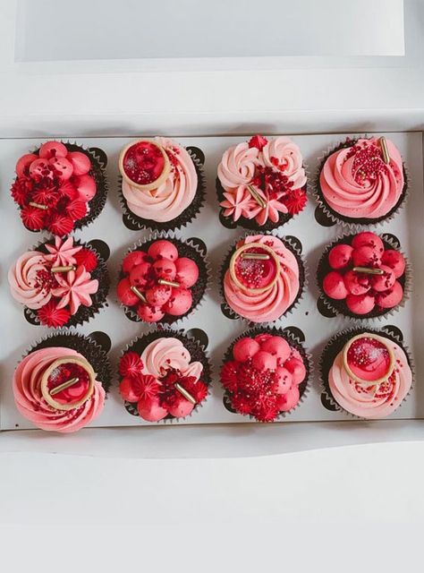 Red Cupcakes Aesthetic, Valentine’s Day Cupcakes Aesthetic, Red And Pink Cupcakes, Valentines Cakes And Cupcakes, Cake Valentine, Valentines Cakes, Cupcakes Love, Valentines Chocolate, Cupcakes Pink