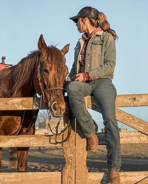 Country Fest Outfits, Chilly Weather Outfits, Cowgirl Photoshoot, Foto Cowgirl, Casual Country Outfits, Cowgirl Pictures, Country Photography, Western Dresses For Women, Cowgirl Style Outfits