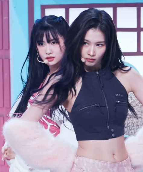 Sana More & More, Sana And Momo, Hyuna Kim, Twice Sana, Twice Kpop, Hirai Momo, Set Me Free, Kpop Aesthetic, Girl Icons