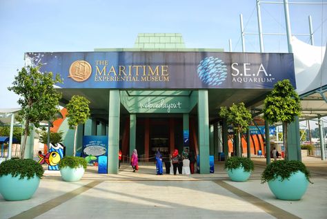 entrance to S.E.A Aquarium, Singapore S.e.a Aquarium Singapore, Aquarium Entrance, Sea Aquarium Singapore, Types Of Jellyfish, Aquarium Architecture, Sea Aquarium, Planet Coaster, Building Front, South East Asia