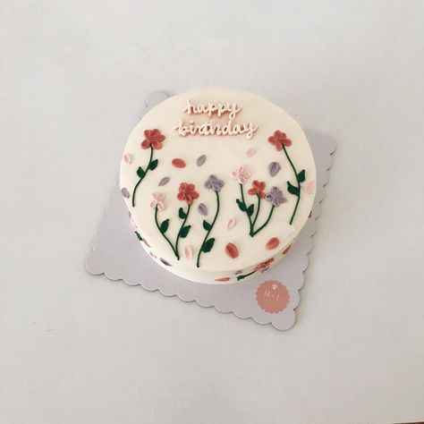 M & L Bakery on Instagram: “We’re just really obsessed with anything floral!!! 🥰🌸💐 Order/inquire: DM 💌 Price list: Highlights ✨” Diy Birthday Cards For Mom, Minimalistic Cakes, Happy Birthday Mom Cake, Korean Cakes, Korean Lunch, Minimal Cake, 19th Birthday Cakes, Flower Cake Design, Aesthetic Desserts