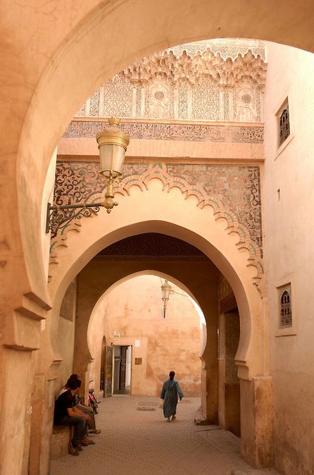 Calle aledaña al palacio Morocco Art, Morocco Marrakech, Stile Hijab, Morocco Travel, Marrakech Morocco, Futurism, Art Architecture, Islamic Architecture, See Me