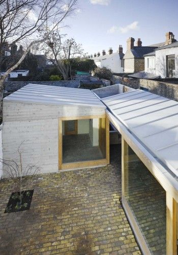 Laneway Wall Garden House / Donaghy & Dimond Architects | ArchDaily Urban Courtyards, Dublin House, Architecture Antique, Zinc Roof, Brick Paving, Roof Architecture, Casa Patio, Casa Exterior, Amazing Buildings