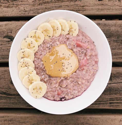 Pink Oatmeal, Bon Appetite, Banana Oatmeal, Big Bowl, Pretty Food, Breakfast Ideas, Food Food, Bon Appetit, Oats