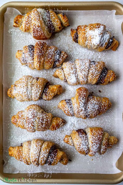 Puff Pastry Nutella Croissants, Nutella Croissant Recipe, Chocolate Breakfast Pastry, Nutella Filled Croissants, Nutella And Puff Pastry, Nutella Puff Pastries, Puff Pastry Croissant Recipes, Homemade Breakfast Pastries, Puff Pastry Recipes Nutella