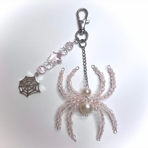 🕷️🕸️🎀♡ spider keychains; available in black & pink see the site for prices 🎀☁️🕸️ Diy Keychain Aesthetic, Beaded Keychain Ideas, Keychain Small Business, Pink Angelcore, Keychain Aesthetic Ideas, Black Pink Aesthetic, Spider Beads, Spider Keychain, Keychain Beads