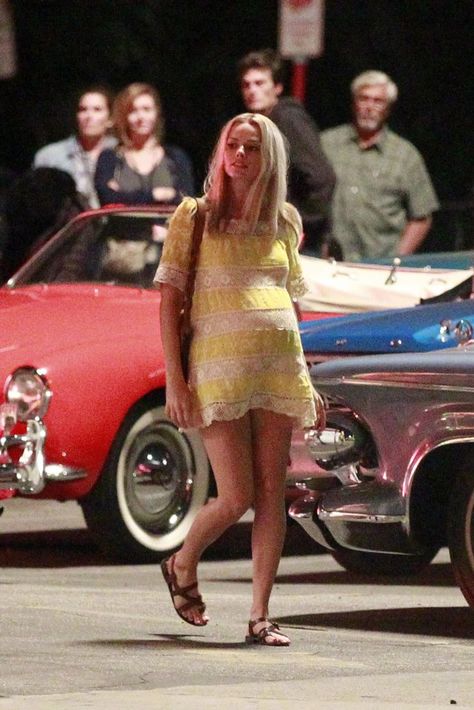 MARGOT ROBBIE interpretando a Sharon Tate Margot Robbie Style, Manson Family, Black Beret, Celebrity Style Icons, Wolf Of Wall Street, Sharon Tate, Pregnancy Outfits, Quentin Tarantino, Roller Derby