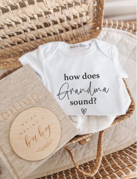 Pregnancy Announcement To Parents Grandparents, Pregnancy Announcement To Grandma, Grandma Baby Announcement, Auntie Pregnancy Announcement, Grandparent Announcement, Baby Surprise Announcement, Baby Announcement To Parents, Pregnancy Announcement To Parents, Surprise Pregnancy Announcement