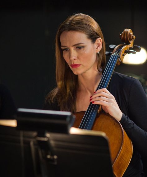 Mozart in the Jungle Mozart In The Jungle, Saffron Burrows, Zoeys Extraordinary Playlist, Musician Photography, New Tv Series, Cellos, New Tv, Movie Fashion, In The Jungle