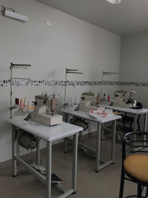 Aesthetic Sewing Room, Small Tailor Shop Interior Design Ideas, Luxury Sewing Studio, Small Tailoring Shop Interior Design, Sewing Workshop Studio, Sewing School Studio, Fashion Designer Room, Sewing Factory Layout, Tailoring Shop Interior Design