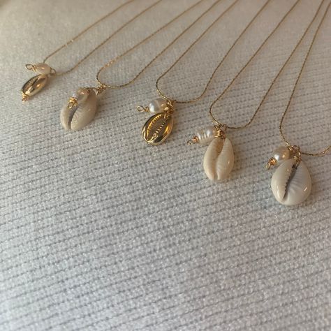 Cowrie shell and fresh water pearls necklace by BellaCee on Etsy Pika Shell Necklace, Single Shell Necklace, Shell Necklace Aesthetic, Shell Jewelry Ideas, Cowrie Shell Jewelry, Fresh Water Pearl Necklace, Surf Jewelry, Water Pearl Necklace, Cowrie Shell Necklace