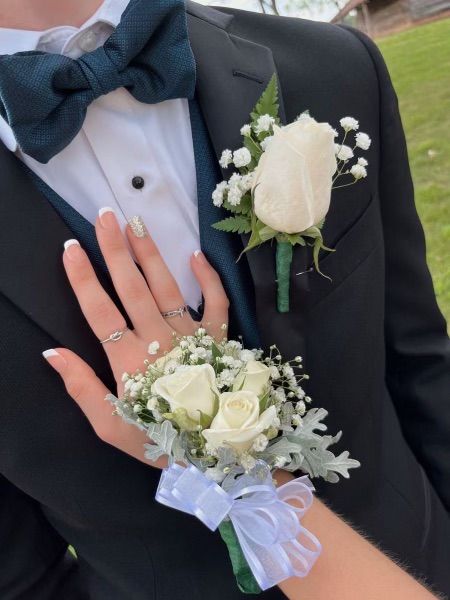 White Corsage Prom, Prom Corsage White, Prom Bouquet Ideas, Elegant Flower Arrangements, Prom Flowers Bouquet, Prom Flowers Corsage, Blue Corsage, Love God Love People, White Corsage