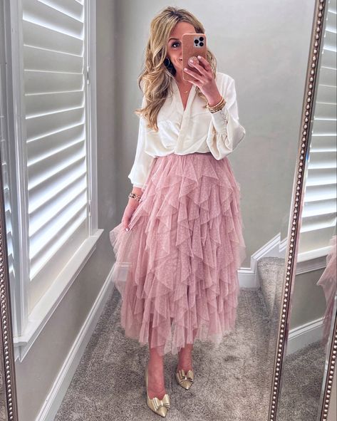 Tulle Skirt Family Pictures, Tulle Skirt Styling, Pink Tutu Skirt Outfit Women, Pink Tutu Skirt Outfit, Skirt Church Outfit, Tutu Skirt Outfit, Church Outfit Ideas, Pink Tutu Skirt, Church Outfit