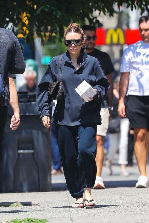 Ashley Olsen spotted in ultra-rare outing as she ditches typically-chic clothes for sweatpants and flip flops at NYC spa | The US Sun Chic Sweatpants Outfit, Mary Kate Olsen Style, Ashley Olsen Style, East Coast Fashion, Olsen Fashion, Olsen Twins Style, Street Style Outfits Casual, Cute Sweatpants Outfit, Cute Sweatpants