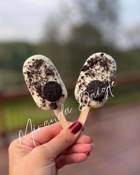 Cakesicle Box Ideas, Cookies And Cream Cakesicles, Oreo Cakesicles, Cake Sicles Design, Cakesicles Birthday, Sickle Design, Birthday Cakesicles, Cake Sickles, Dessert Cones