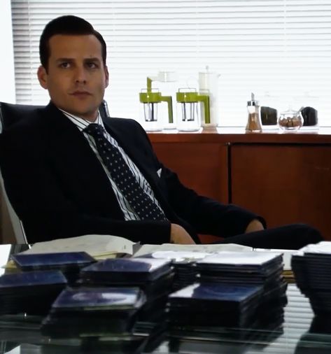 harvey specter gabriel macht suits season 1 screencap Harvey Specter Season 1, Gabriel Macht Suits, Suits Season 1, Specter Suits, Harvey Specter Suits, Gabriel Macht, Harvey Specter, Season 1