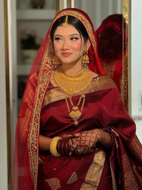 Bengali Makeup Look, Bengali Makeup, Red Saree Wedding, Red Bride, Keep Smile, Bengali Bridal Makeup, Reception Bride, Bridal Lehenga Designs, Simple Bride