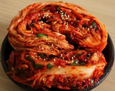 Traditional napa cabbage kimchi (Tongbaechu-kimchi) Originally posted on June 22, 2014 at 9:44 pm by Maangchi Traditional Kimchi Recipe, Korean Food Kimchi, Koreansk Mad, Cabbage Kimchi, Korean Kimchi, Kimchi Recipe, Korean Cooking, Kim Chi, Korean Dishes