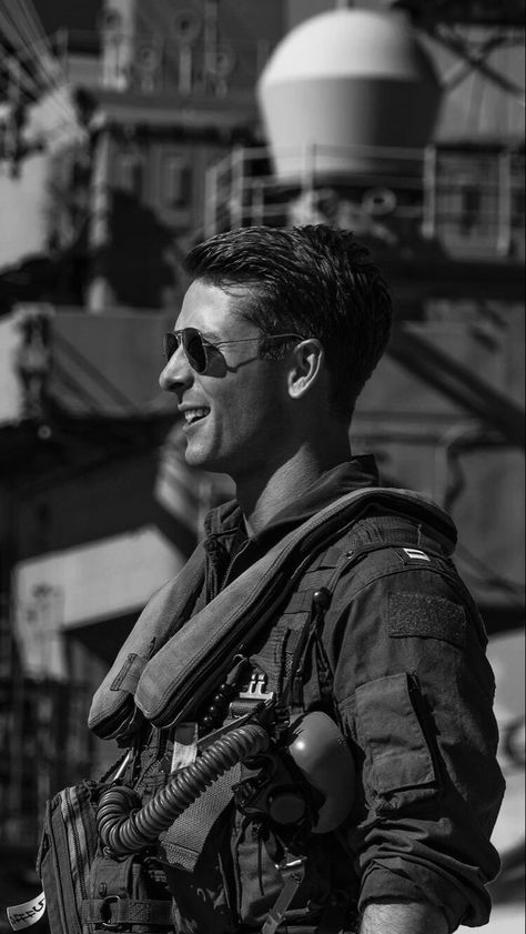 Miles Teller Aesthetic Wallpaper, Glenn Powell Topgun, Topgun Aesthetics, Glen Powell Wallpaper Aesthetic, Glenn Powell Wallpaper, Topgun Maverick Hangman, Topgun Maverick Aesthetic, Glen Powell Aesthetic, Tom Cruise Wallpaper Aesthetic