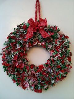 Scrap Fabric Ideas, Scrap Wreath, Fabric Wreath Tutorial, Rag Wreath Tutorial, Cupcake Wreath, Rag Wreaths, Christmas Fabric Crafts, Easy Diy Wreaths, How To Make Decorations