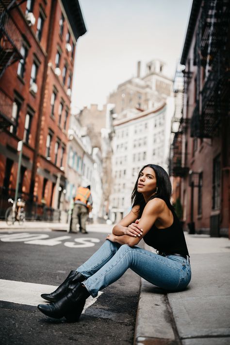 My top 5 PHOTOGRAPHY LOCATIONS in West Village. Woman Urban Style, Model In City Photography, Street Portrait Photography Women, Street Women Photography, Pictures In The Street, City Portrait Photography Ideas, Photo Styles For Women, Location For Photoshoot, Urban Downtown Photoshoot