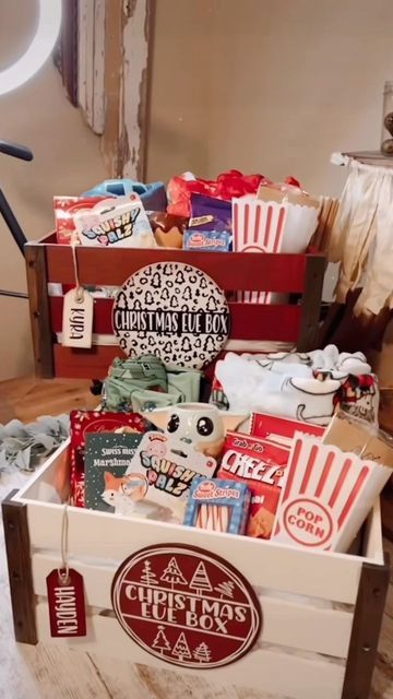 Christmas Gift Crate Ideas, Christmas Eve Present Ideas, Christmas Gift Package Ideas, Diy Christmas Eve Crate, Christmas Eve Crates, Christmas Eve Boxes For Teenagers, Family Christmas Baskets Gift Ideas, Christmas Basket Ideas For Kids, Christmas Eve Basket For Kids