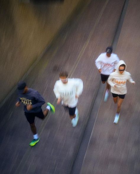 Working Out Aesthetic Running, Group Workout Aesthetic, Nyc Running Aesthetic, Sunday Running Club, Vintage Running Aesthetic, Running Club Aesthetic, Aesthetic Running Pictures, Running Vision Board, Run Club Aesthetic