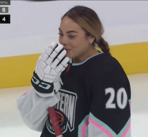 Hockey Women Aesthetic, Womens Ice Hockey Aesthetic, Sarah Nurse, Female Ice Hockey, Sarah Nurse Hockey, Women Hockey, Hockey Aesthetic, Sports Inspiration, College Hockey