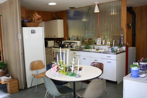 Charles and Ray Eames home kitchen, an example of modernity in use Bauhaus Kitchen, Case Study House, Eames House, Case Study Houses, Charles And Ray Eames, Modern Architects, Home Garden Design, Architect House, Ray Eames