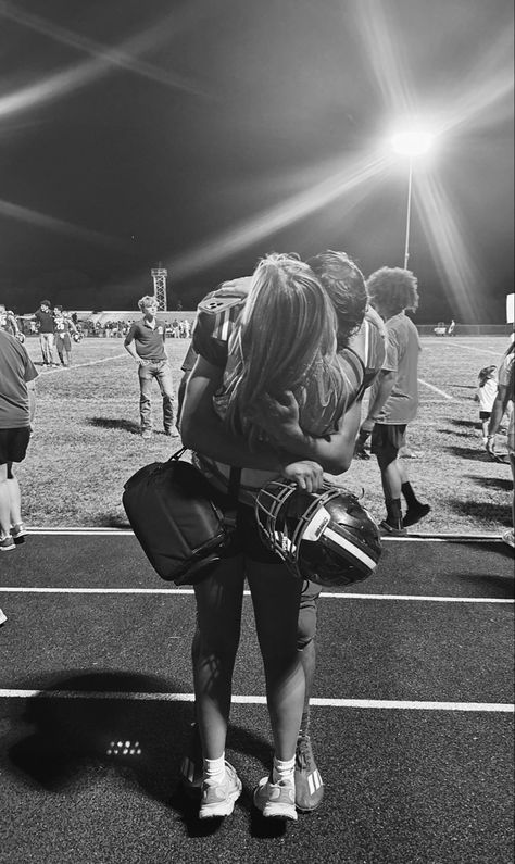 Relationship Football Pictures, Pics To Recreate With Boyfriend Football, Pics With Football Boyfriend, Bf Football Pics, Athlete Couple Goals, Boyfriend Football Pictures, Pictures With Football Boyfriend, Footballer Boyfriend Aesthetic, Football Couple Pictures Ideas