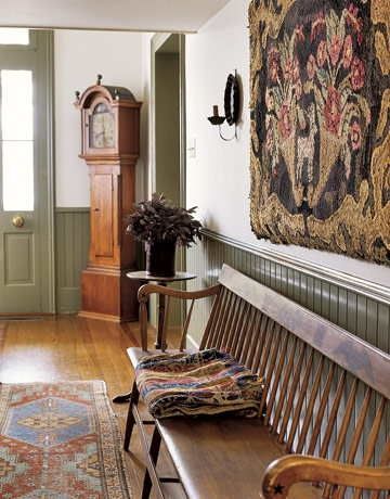 Eye For Design: Decorating In The Primitive Colonial Style. Lots of Great Colonial style room photos. Colonial Foyer, American Colonial Style, Colonial House Interior, Colonial Interior, Colonial Farmhouse, Colonial Furniture, Primitive Homes, Casas Coloniales, Foyer Decorating